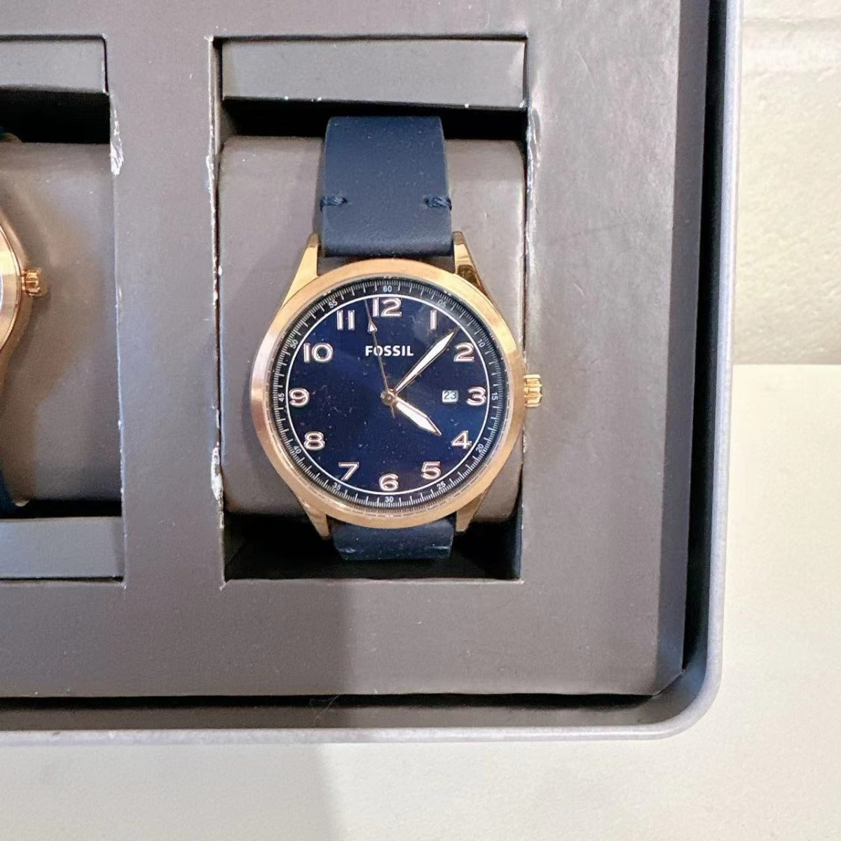 Fossil BQ2470 His and Her Wylie Three-Hand Navy Leather Watch Box Set Fossil BQ2470 His and Her Wylie Three-Hand Navy Leather Watch Box Set